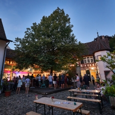 Museumshof beim Eindunkeln mit Publikum und Bühne im Hintergrund