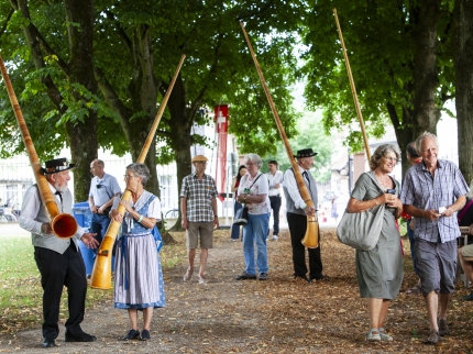 Die Riehener Alphörner stellen sich im Sarasinpark auf