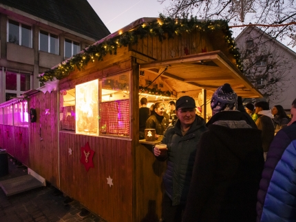 Raclette-Hüttli auf dem Dorfplatz am Advent im Dorf