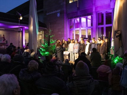 Chor singt am Advent im Dorf