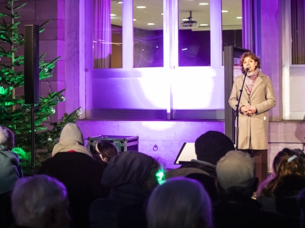 Gemeindepräsidentin Christine Kaufmann spricht zur Bevölkerung am Advent im Dorf