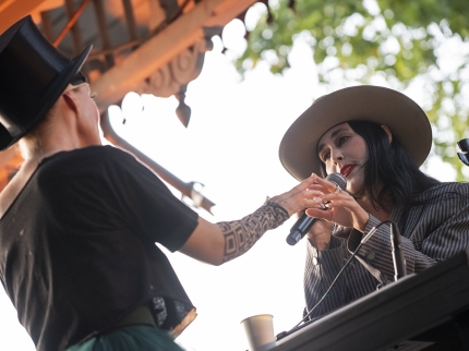10.08.2024 CocoRosie live @Sommerfest Fondation Beyeler (Fotos: Caroline Minjolle)