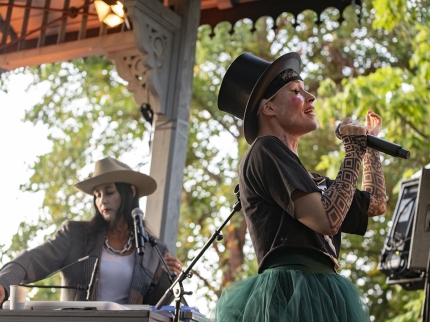 10.08.2024 CocoRosie live @Sommerfest Fondation Beyeler (Fotos: Caroline Minjolle)