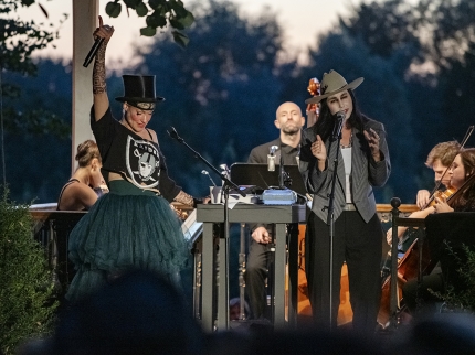 10.08.2024 CocoRosie live @Sommerfest Fondation Beyeler (Fotos: Caroline Minjolle)