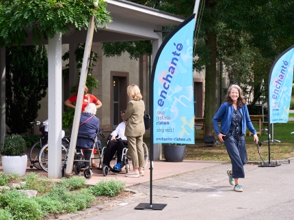 Publikum am Eingang der Konzerthalle