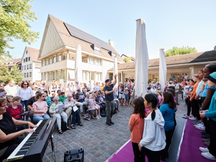 Offenes Singen auf dem Dorfplatz