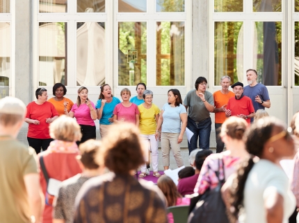 Offenes Singen auf dem Dorfplatz