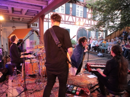 Who is Gina, Bühne Kulturtreppe im Hof MUKS Museum Kultur und Spiel