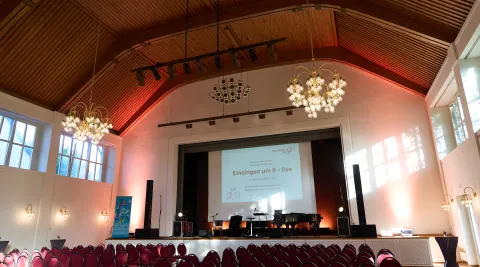 Landgasthofsaal bestuhlt und beleuchtet