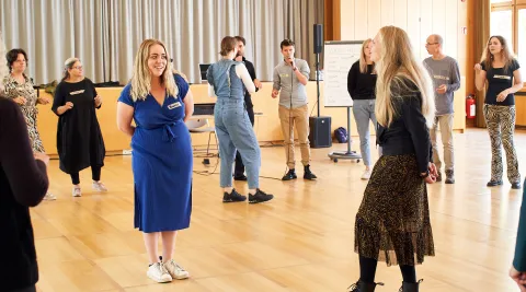 Menschen an einem Gesangsworkshop