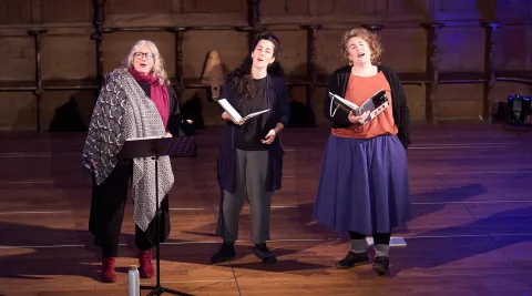 La Triada singt