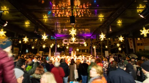 Advent im Rauracher mit Sternen und vielen Menschen