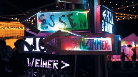 Wegweisesr in der Nacht, funky beleuchtet während dem Hill Chill 