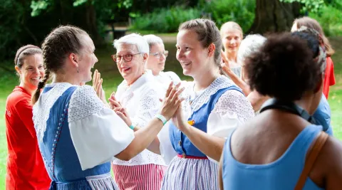 Die Trachtengruppe tanzt vergnügt