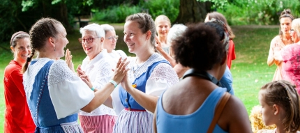 Die Trachtengruppe tanzt vergnügt