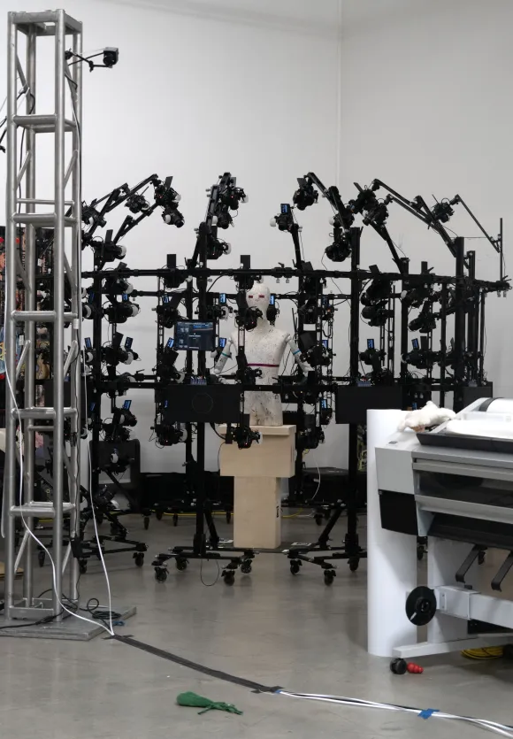 Jordan Wolfson (*1980), Little Room, 2025, 3D scanning booth, VR headset, high-definition video, Dimensions variable © Jordan Wolfson. Courtesy Gagosian, Sadie Coles HQ, and David Zwirner.
