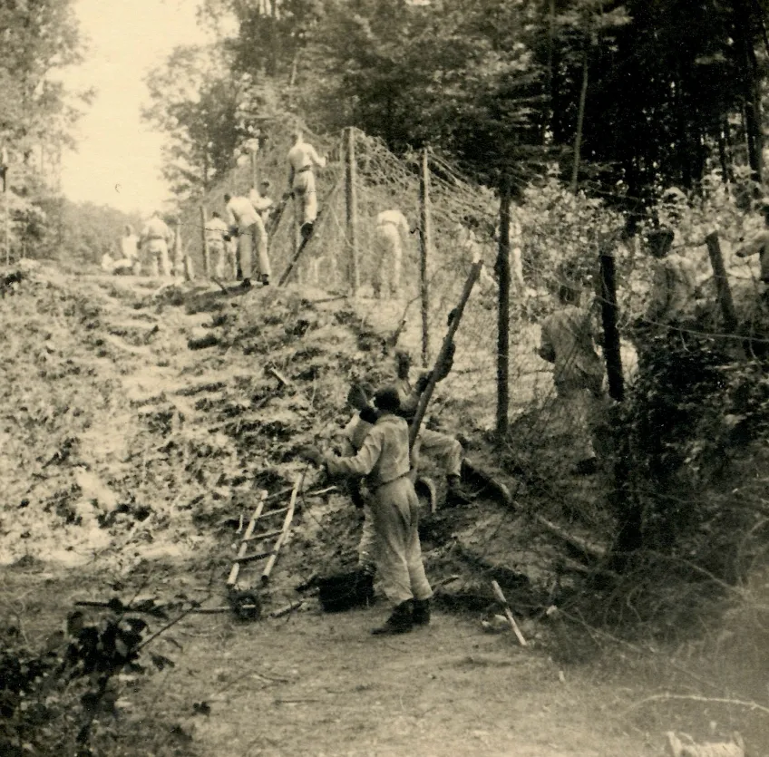 Bau des Grenzzauns an der Eisernen Hand 1942, Dokumentationsstelle Riehen. Foto: Siegfried Vetter, Archiv Rudolf Vetter, Siegen. 