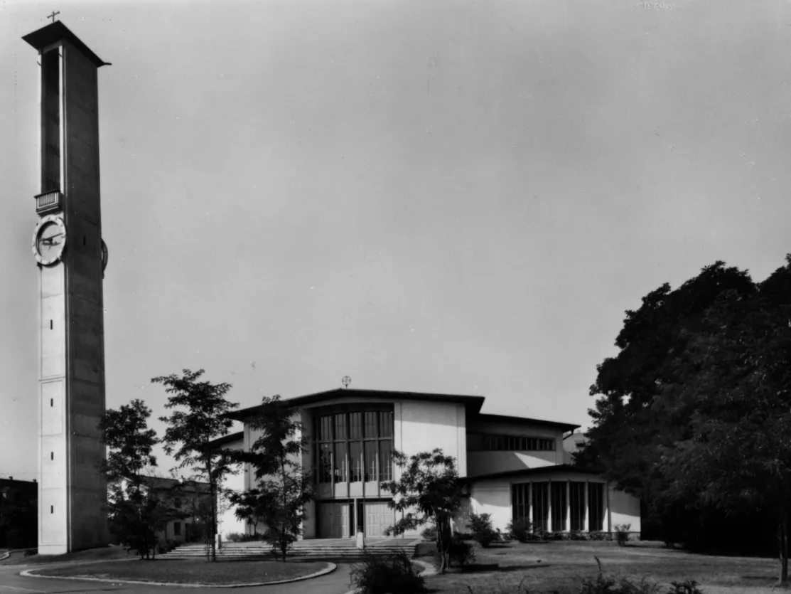 Bild: St. Franziskuskirche im ursprünglichen Zustand, ohne Glocken (1959) und  Pfarreiheim (1969), Bestand Dokumentationsstelle Riehen